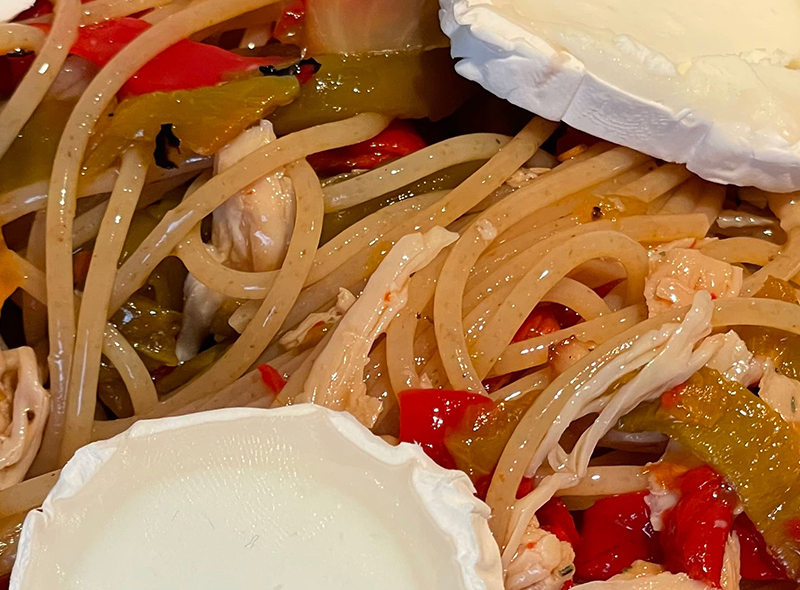 Espaguetis con pollo y pimientos del piquillo