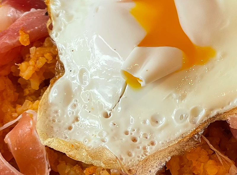 Trampantojo de migas con huevo y jamón